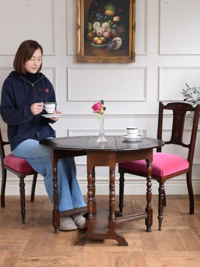 アンティークの折り畳み式テーブル