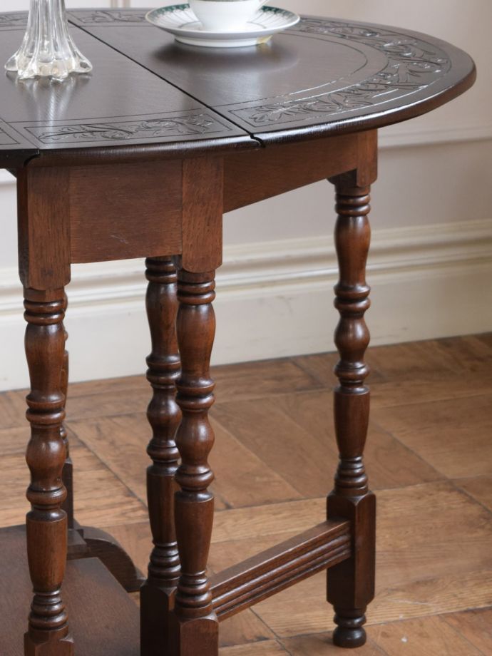 伸長式のおしゃれなアンティークテーブル