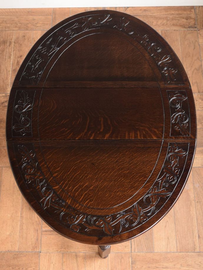 天板を広げた折り畳みテーブル