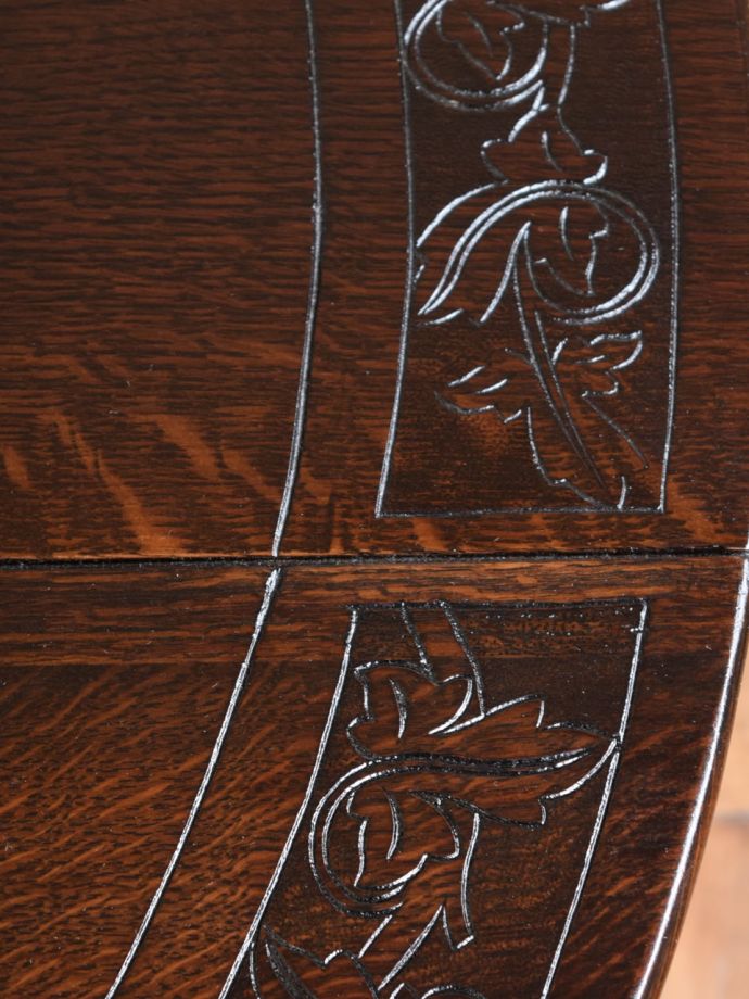 アンティークテーブルらしい木目