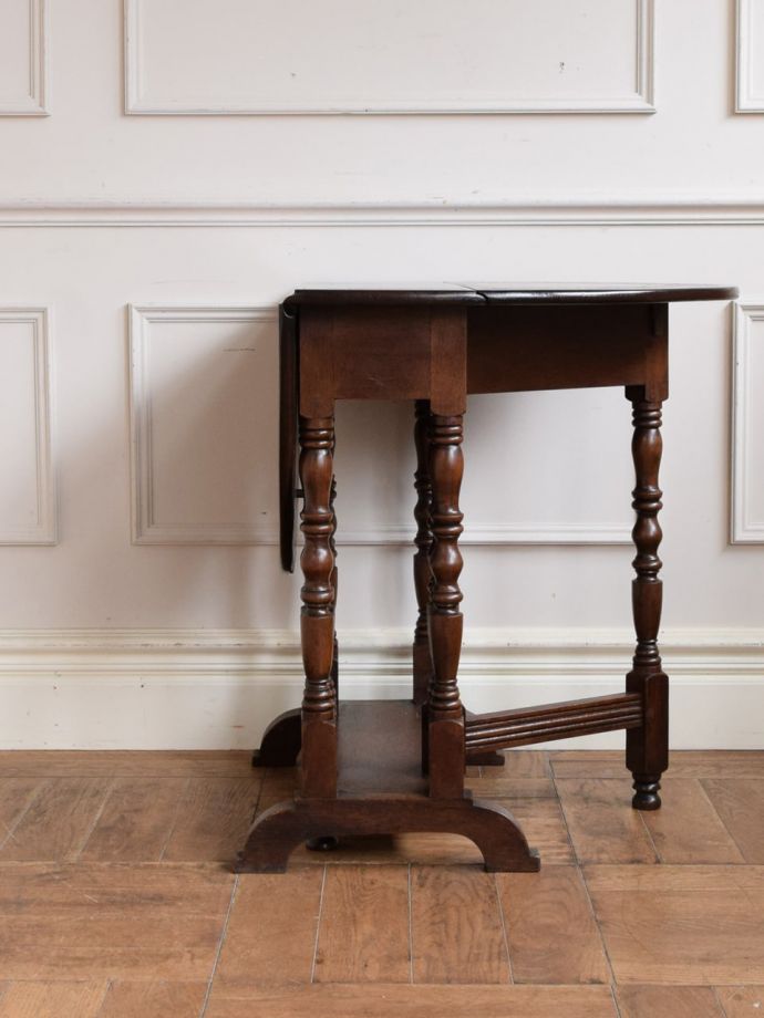 片足を開いた折り畳みテーブル