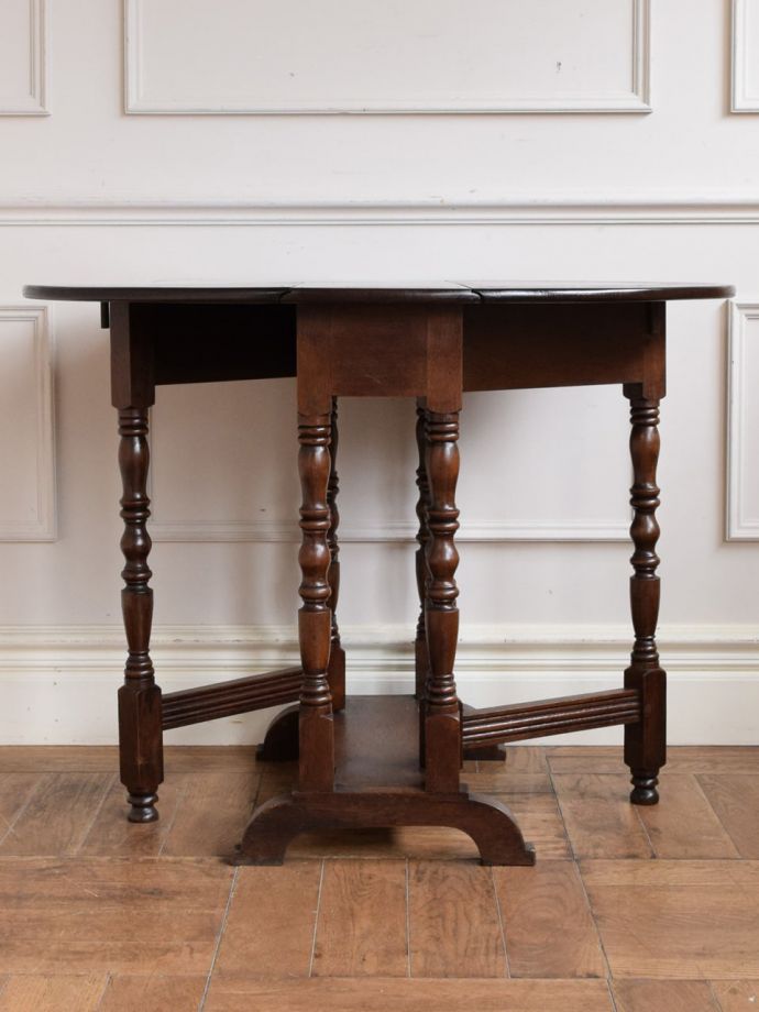 両足を広げた折り畳み式テーブル