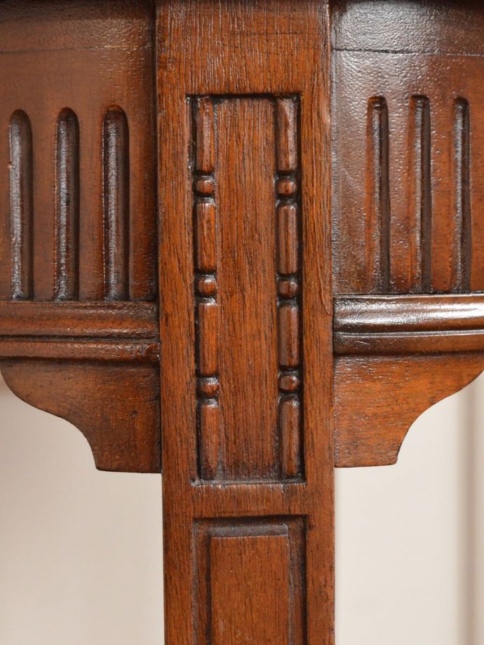 英国アンティーク家具らしい装飾