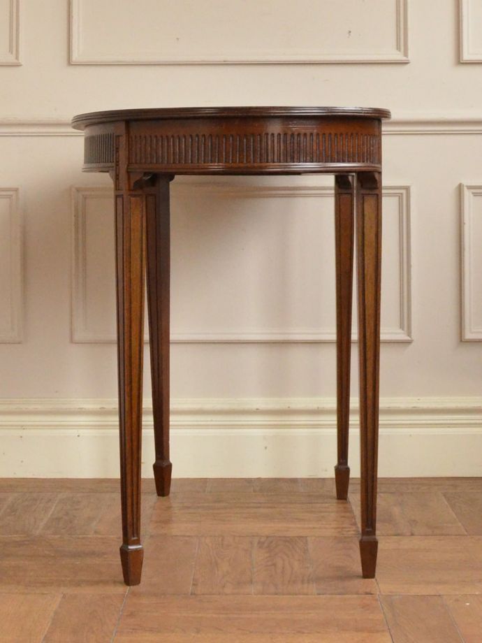 書斎デスクの側面