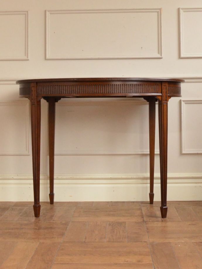 アンティークデスクの後ろ姿