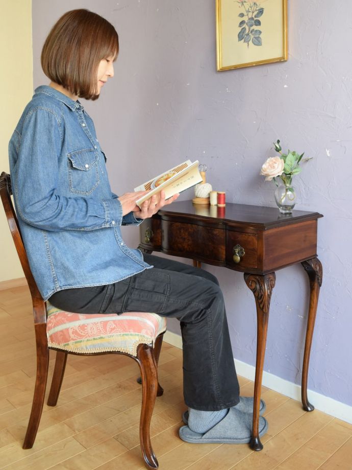 いろんな用途で使えるアンティークのテーブル