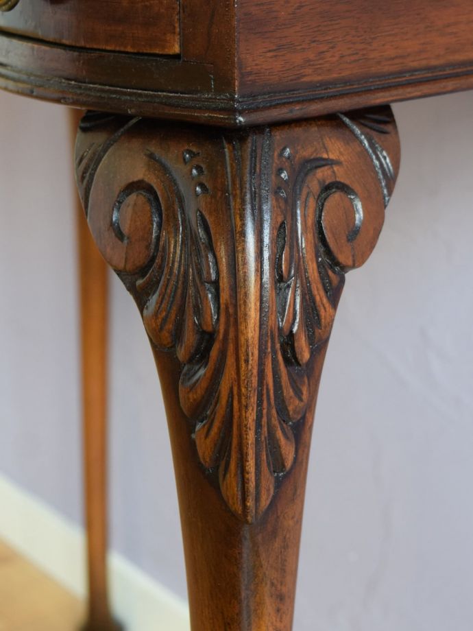 アンティーク家具の装飾