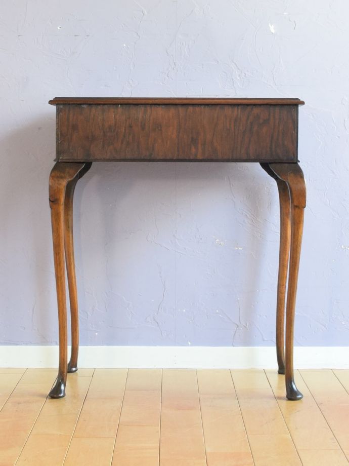 コンソールテーブルの後ろ姿