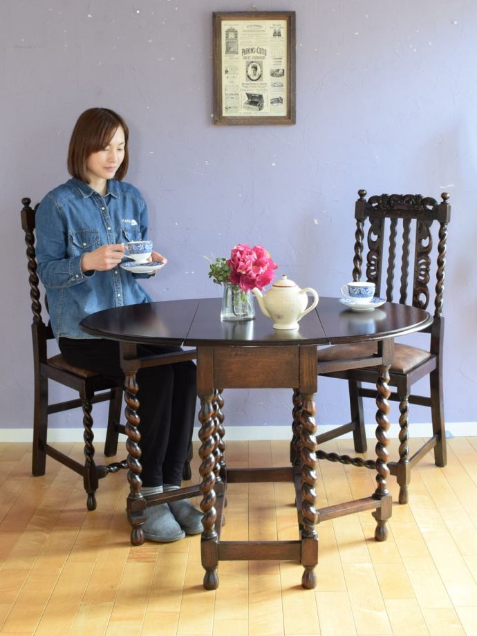 アンティークの折り畳み式テーブル