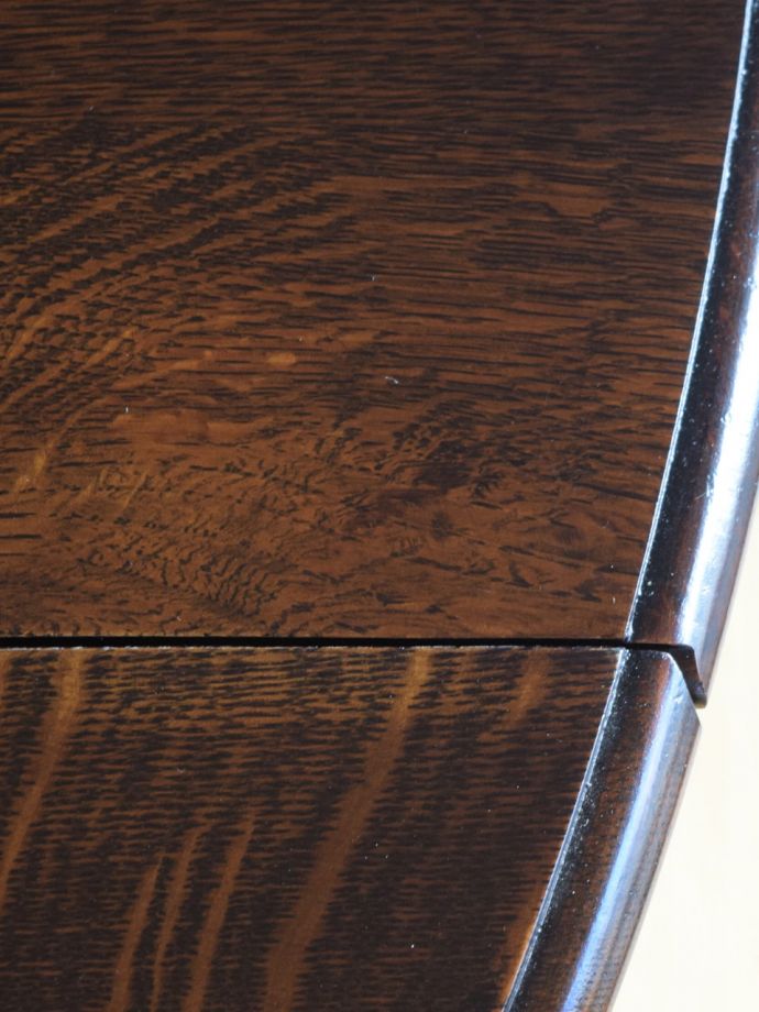 アンティークテーブルらしい木目