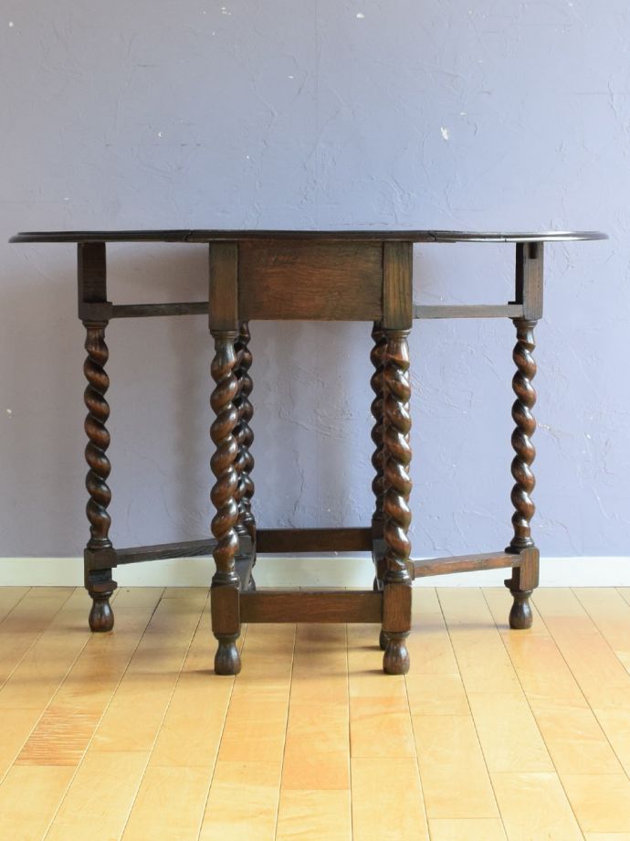 両足を広げた折り畳み式テーブル