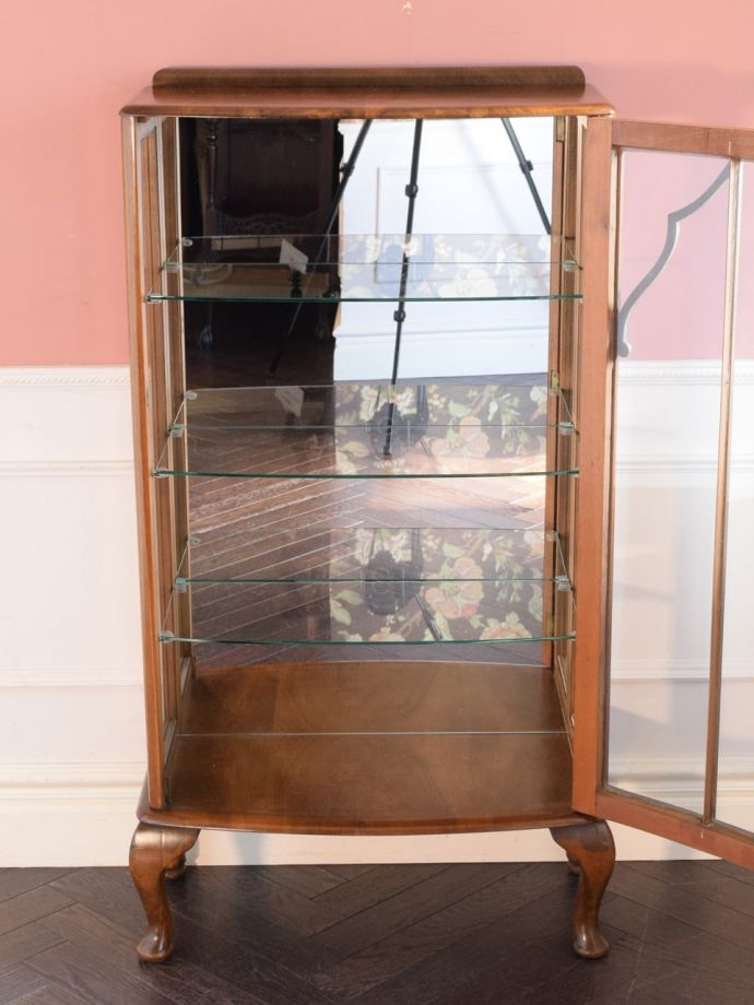 ガラスキャビネットの扉の中