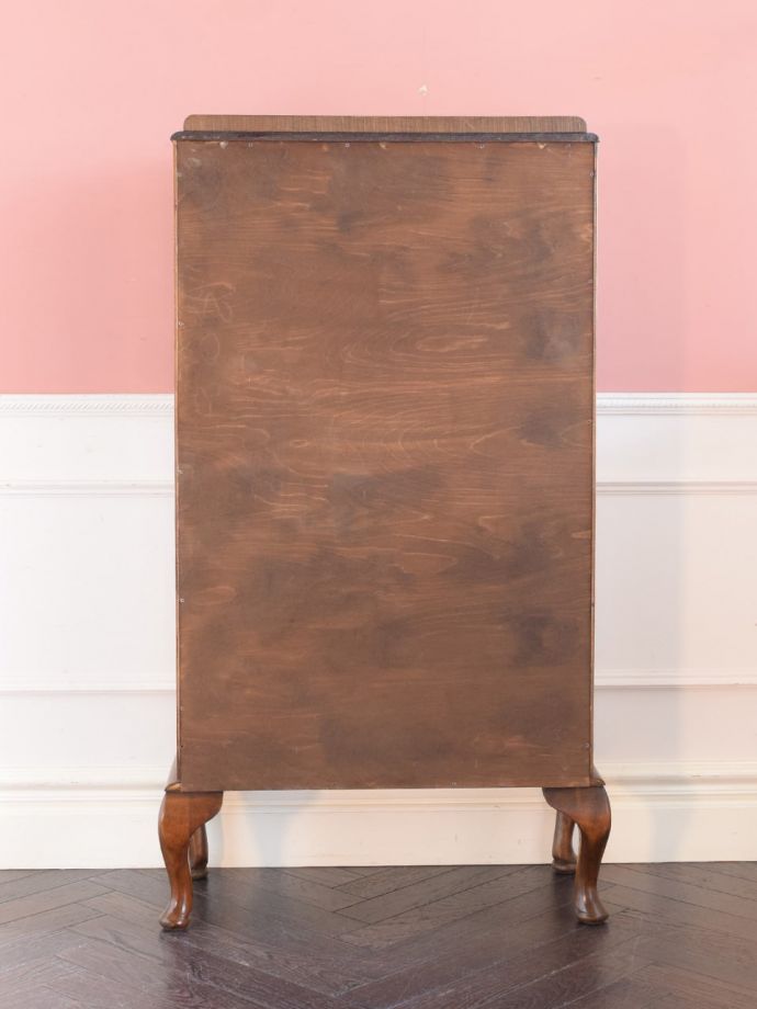 キャビネットの後ろ姿