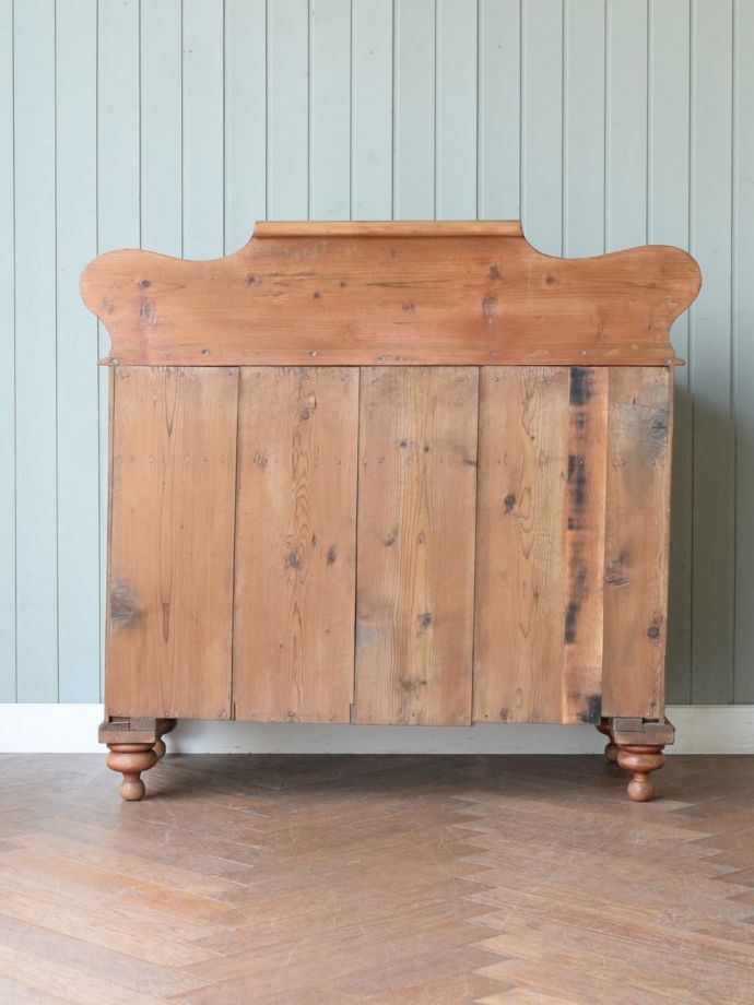 チェストの後ろ姿