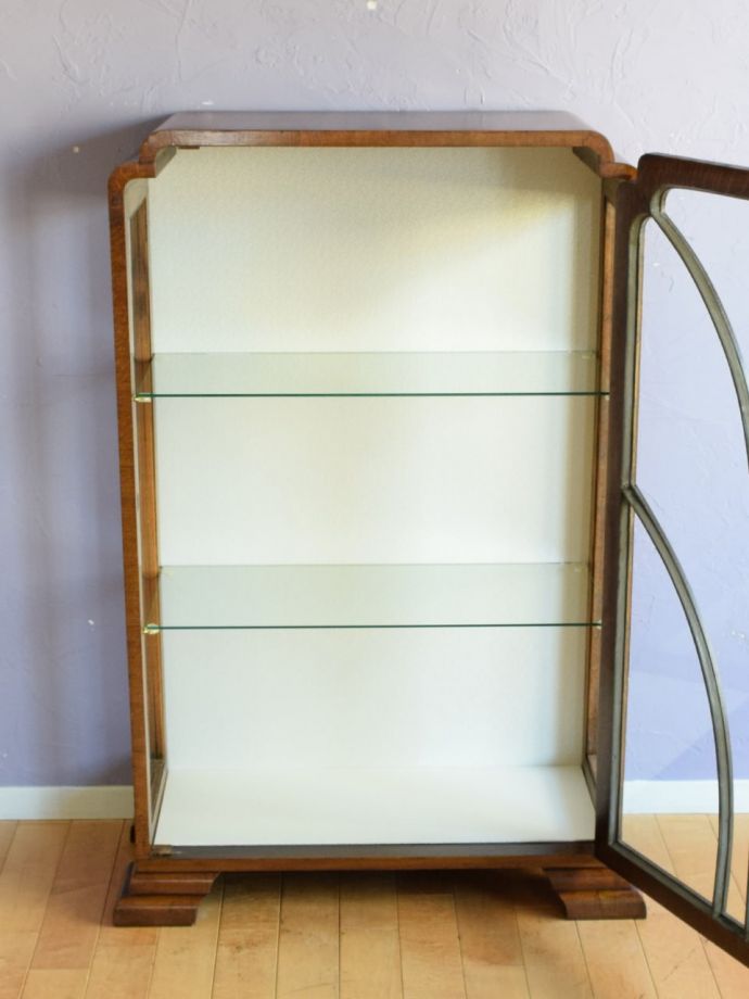 ガラスキャビネットの扉の中