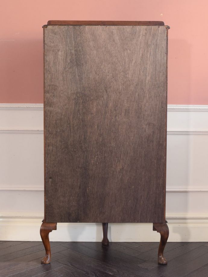 キャビネットの後ろ姿