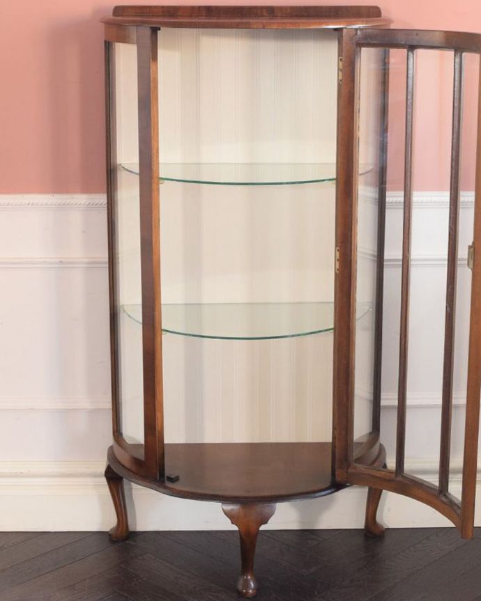 ガラスキャビネットの扉の中