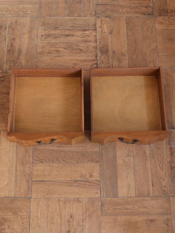 サイドボードの引き出しの中