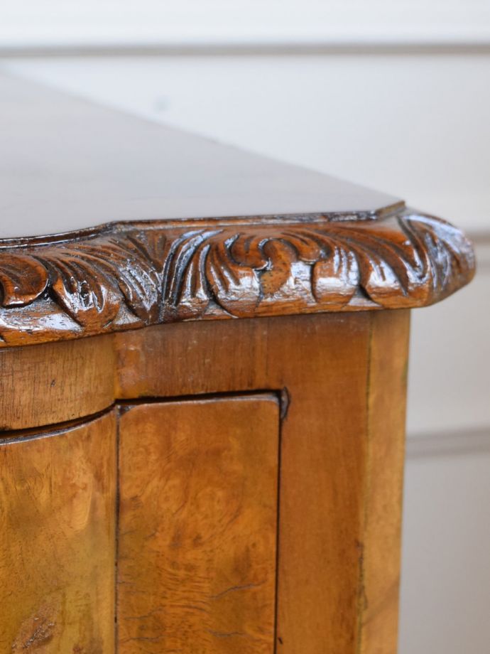 英国のアンティーク家具らしい彫