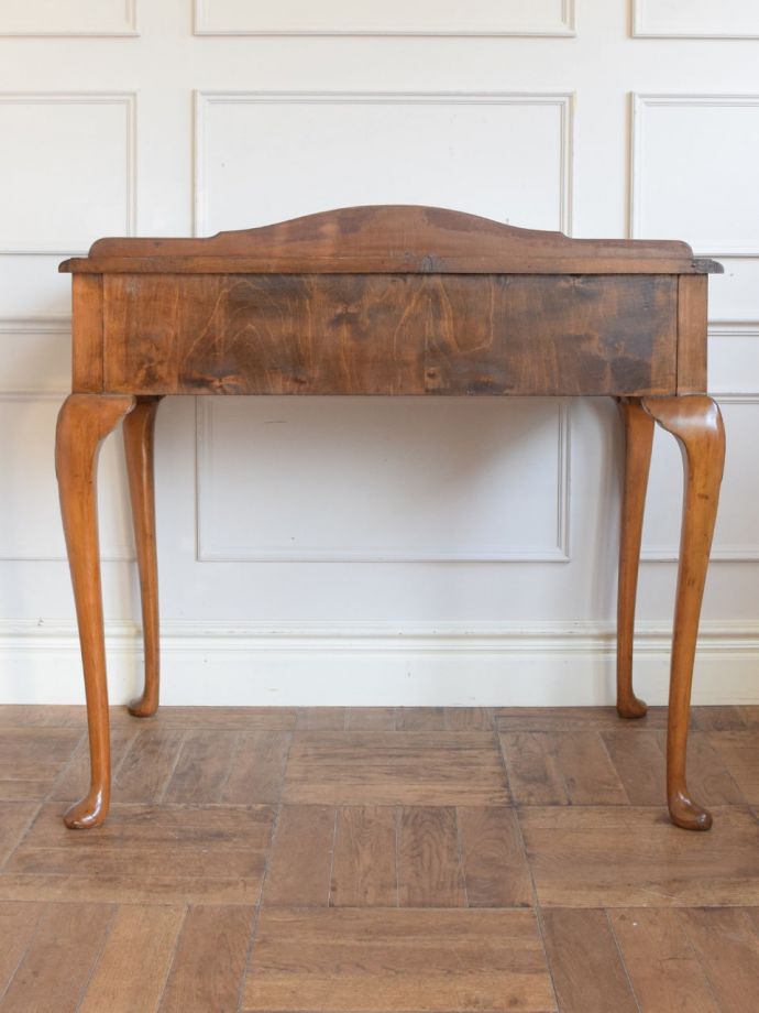 サイドボードの後ろ姿