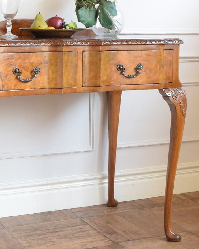 アンティーク家具らしい美しい杢目