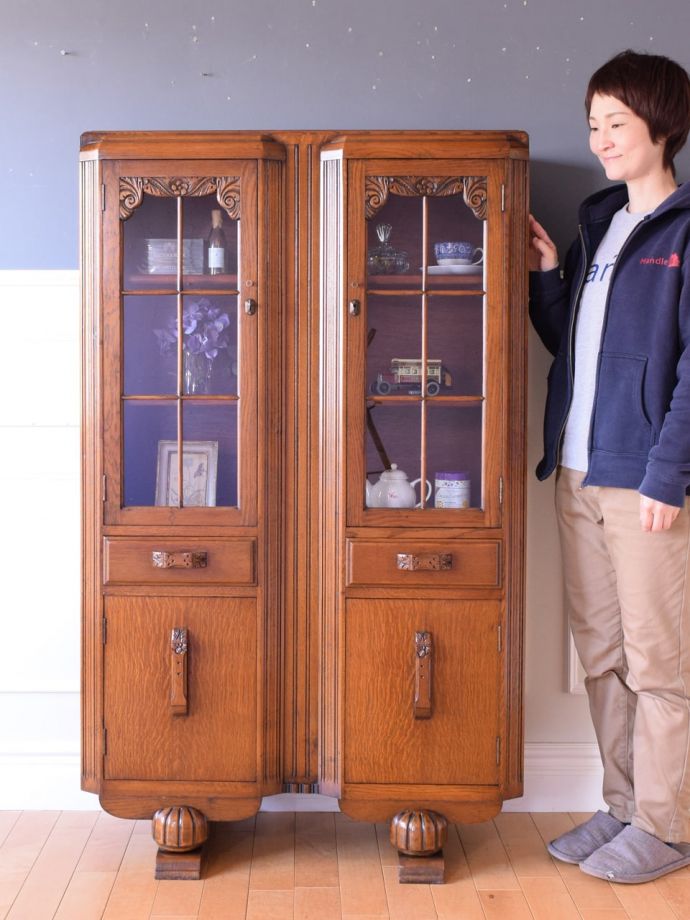 英国アンティークのキャビネット