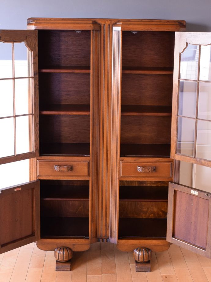 ガラスキャビネットの扉の中