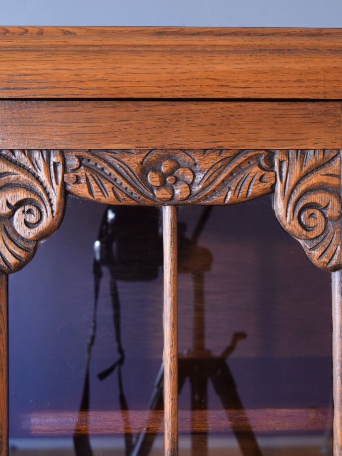 英国アンティーク家具らしい装飾