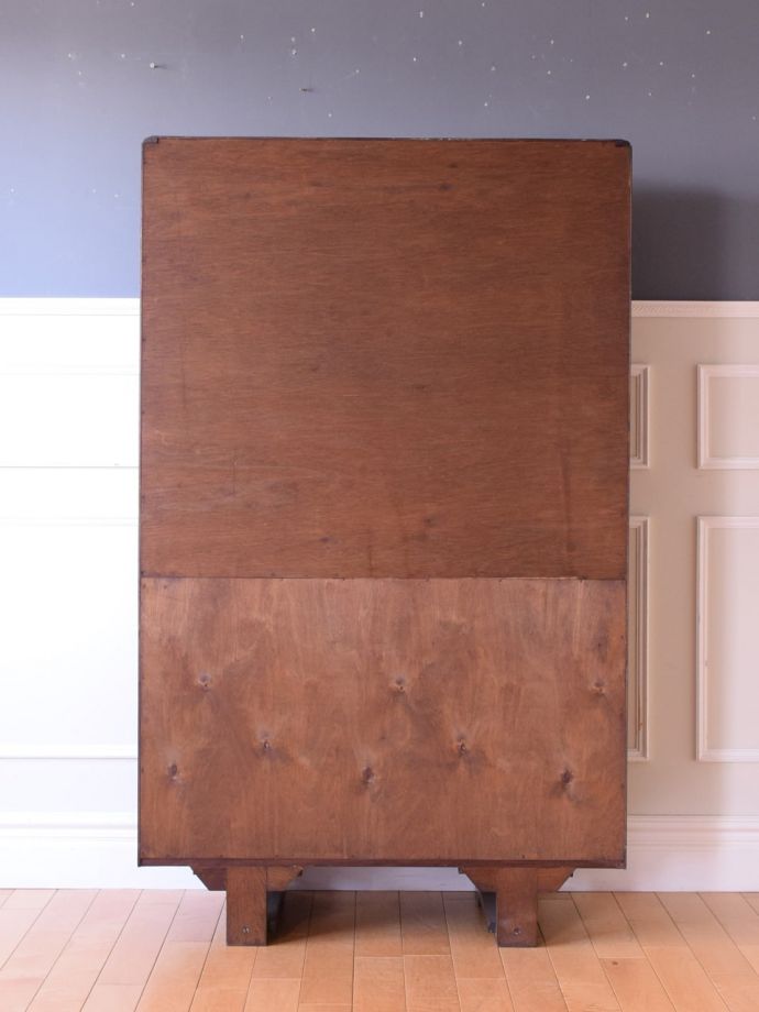 キャビネットの後ろ姿