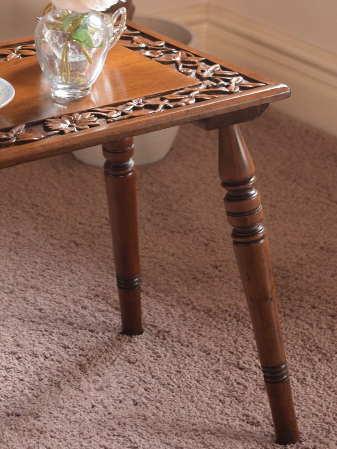 英国のアンティーク家具らしいデザイン