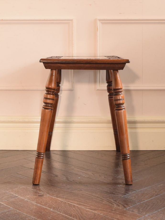 コーヒーテーブルの側面