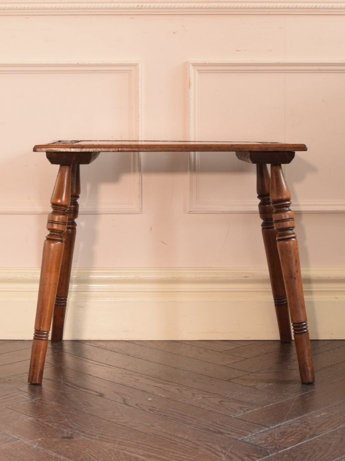 アンティークテーブルの横顔