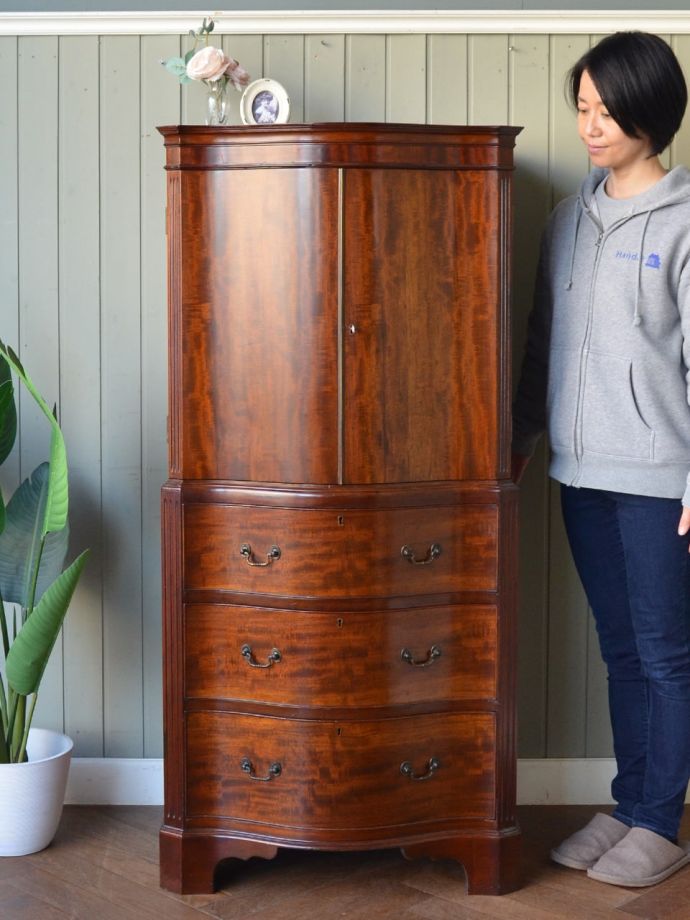 英国アンティークのキャビネット