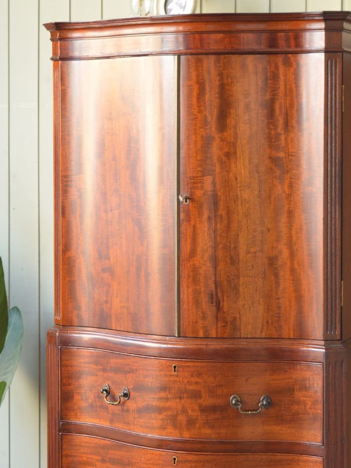 アンティーク家具らしい美しい杢目