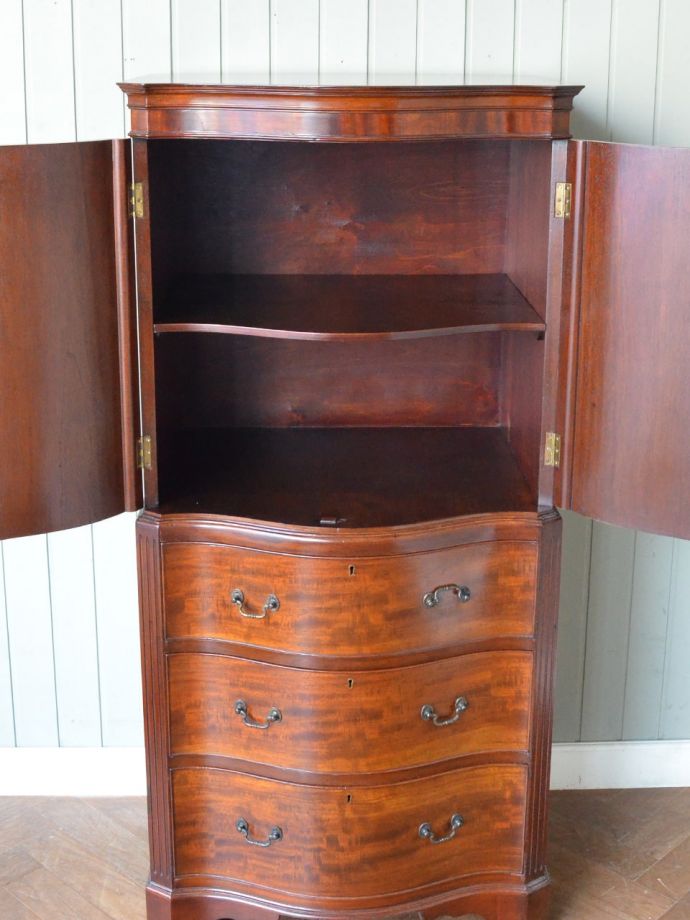 アンティークキャビネットの扉の中