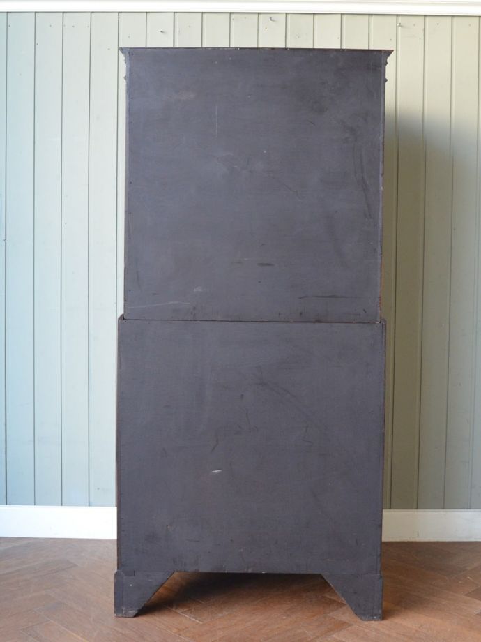 カップボードチェストの後ろ姿