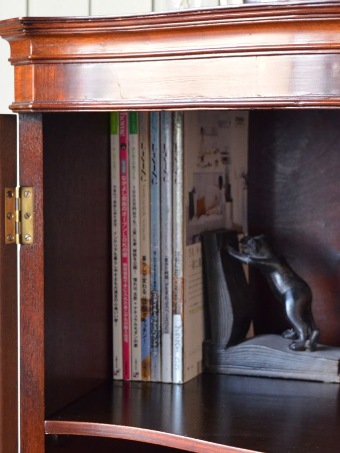 収納たっぷりのカップボードチェスト