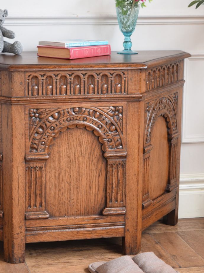 アンティーク家具らしさが漂うブランケットボックス