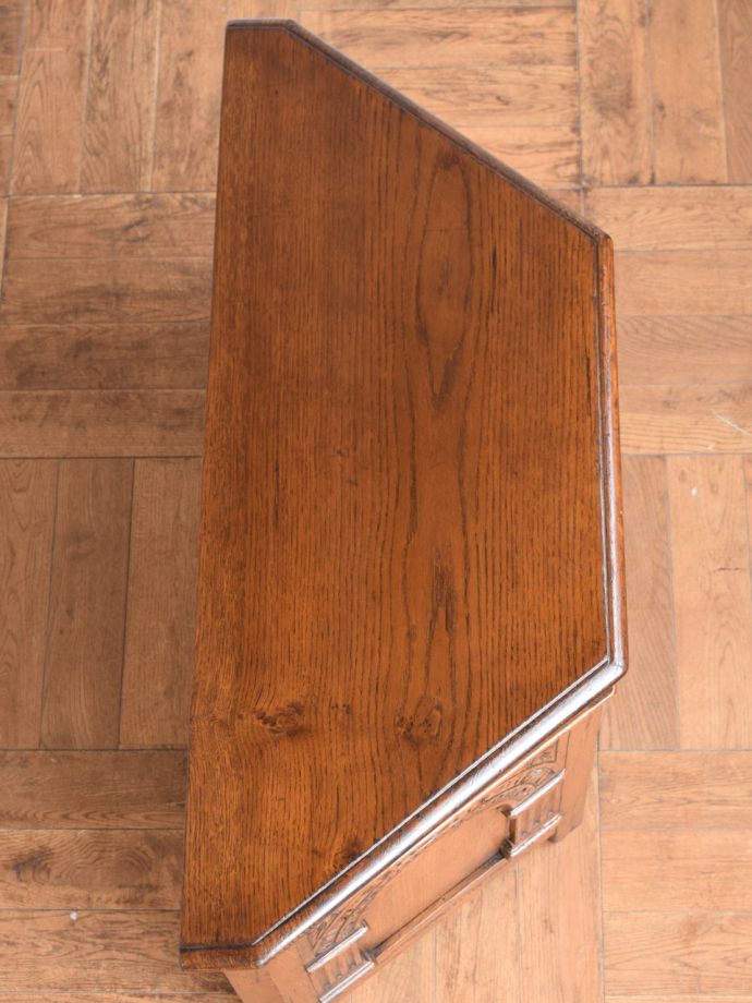 アンティークのブランケットボックスの天板