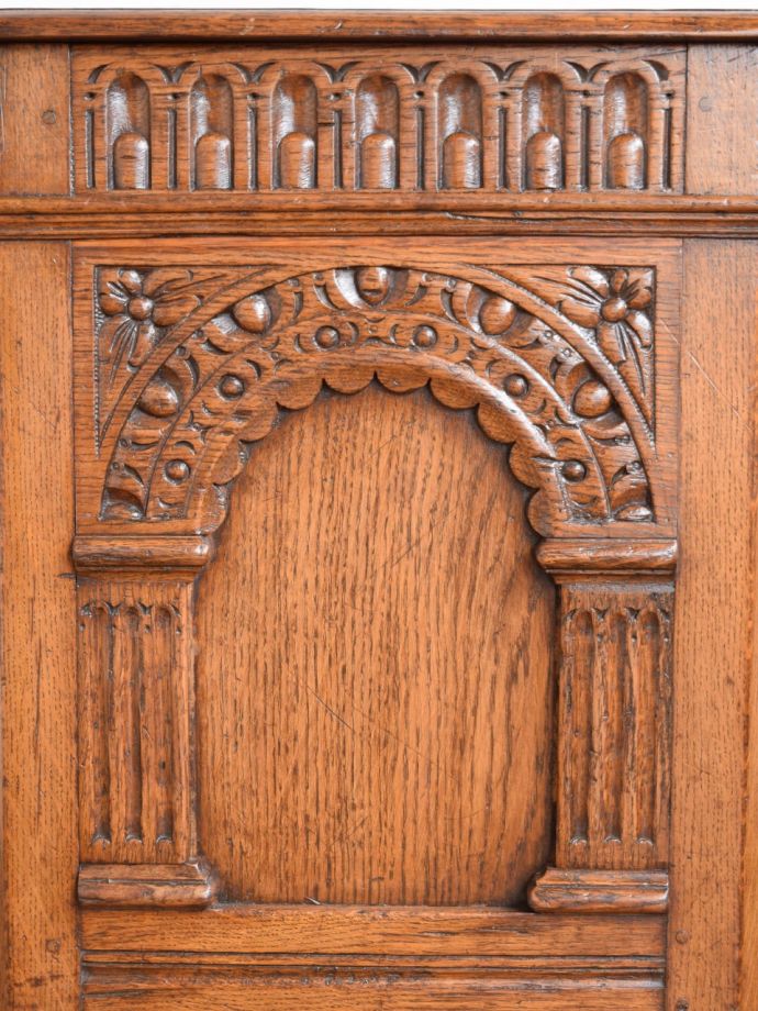 英国アンティーク家具らしい装飾