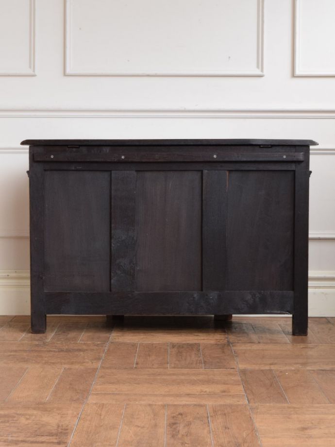 ブランケットボックスの後ろ姿