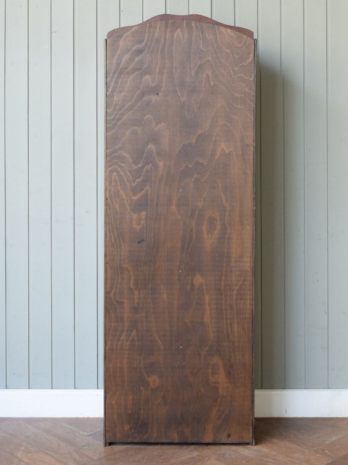 オープンシェルフの後ろ姿