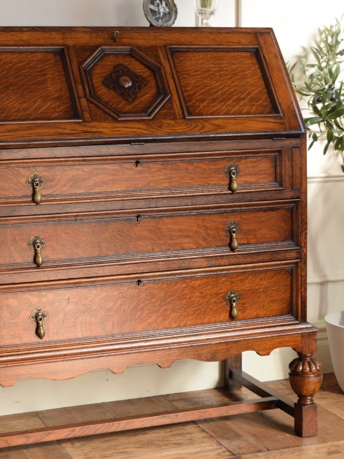 アンティーク家具らしさが漂うビューロー