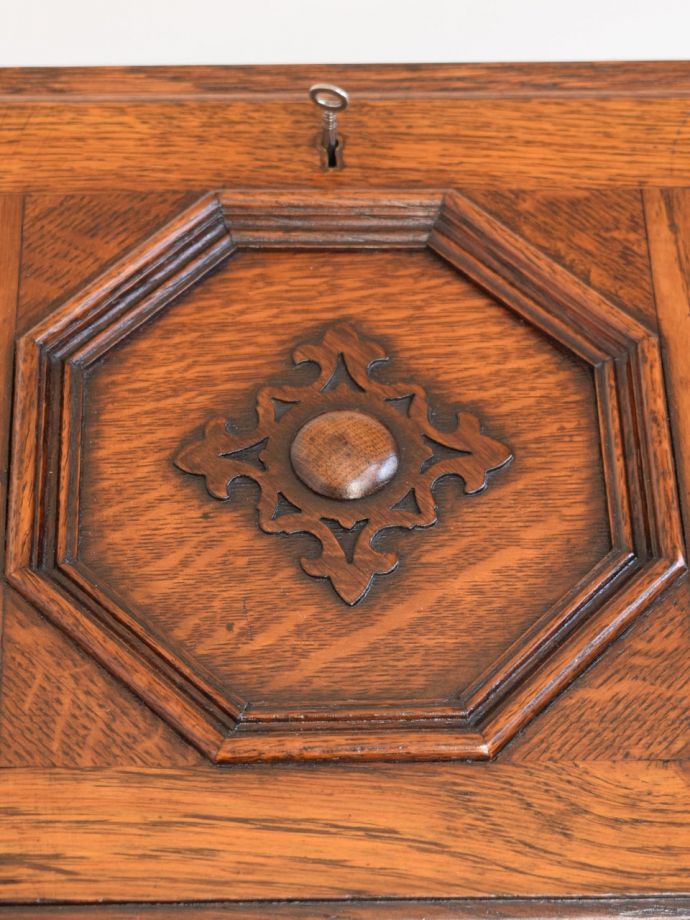 英国アンティーク家具らしい装飾