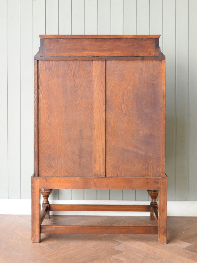 ライティングビューローの後ろ姿