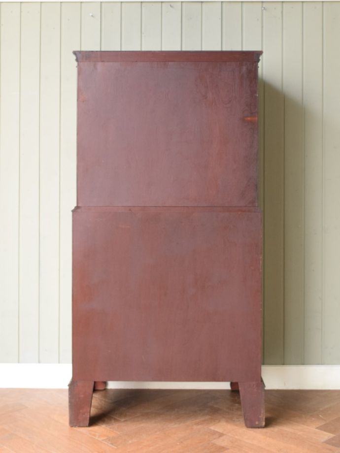 チェストの後ろ姿