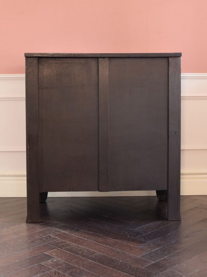 チェストの後ろ姿