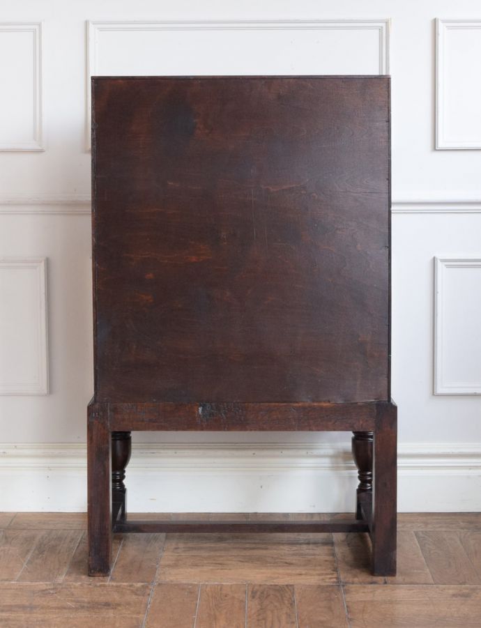 ビューローの後ろ姿