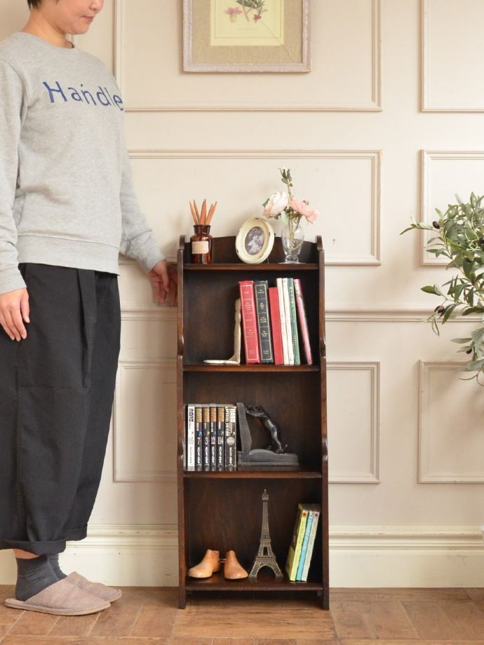 アンティークのオープンシェルフ