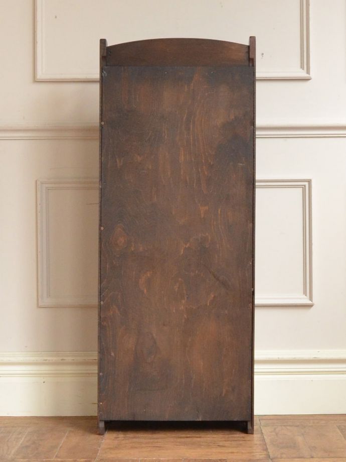 オープンシェルフの後ろ姿